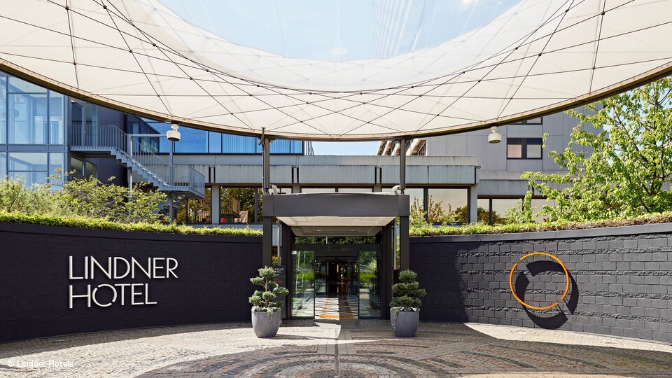 Entrance of the Lindner Hotel Düsseldorf Seestern