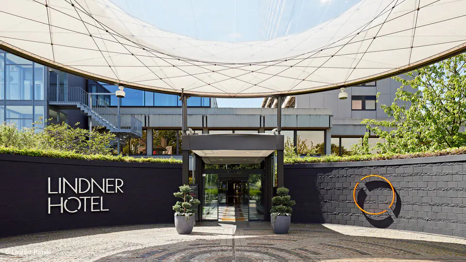 Entrance of the Lindner Hotel Düsseldorf Seestern