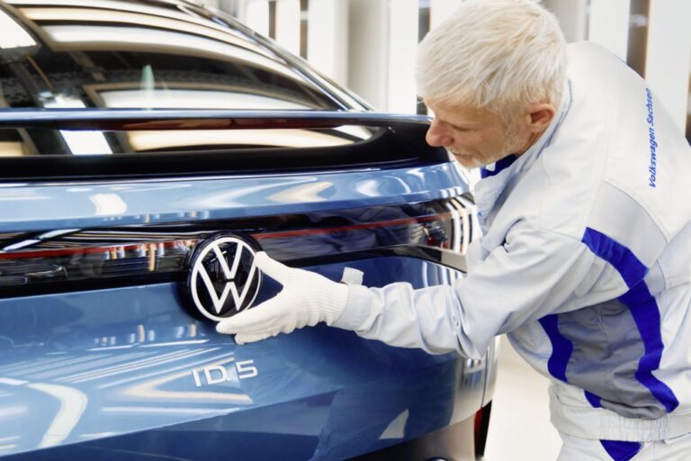 VW closes plant in Germany for first time